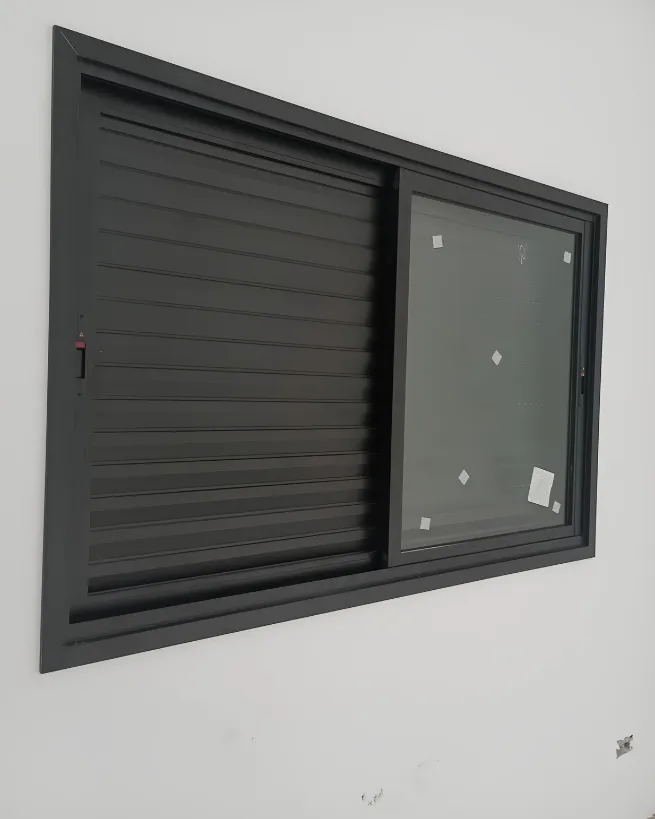 Janela de vidro em Lindóia - janela de vidro em fachada residencial
